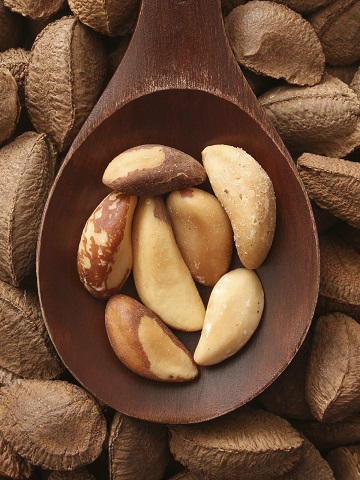 Brazil nuts and selenium clear acne.
