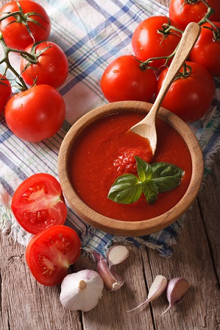 Tomatoes for acne and clear skin: for and against.